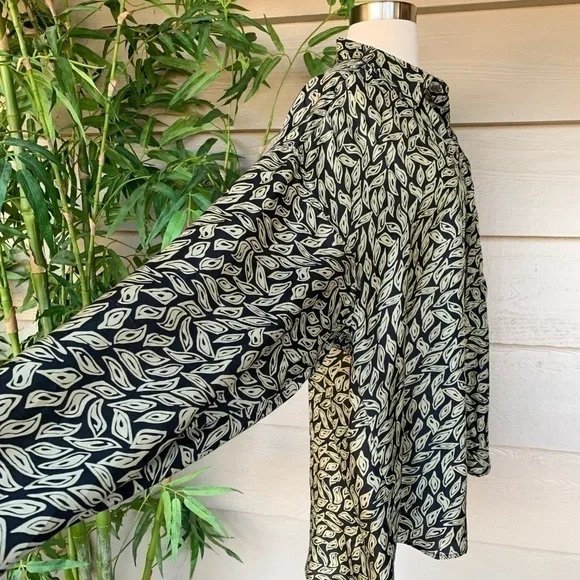 🎉U2 Italy Black w/ Leaf Pattern Silk Blouse🎉 - Picture 4 of 5